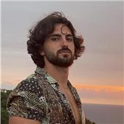 Como nativo del francés, mi pasión por el idioma me motiva a postularme como profesor en su institución. Ofrezco un enfoque estimulante y personalizado para ayudar a los estudiantes a desarrollar su fluidez y confianza en francés. Estoy emocionado/a por c